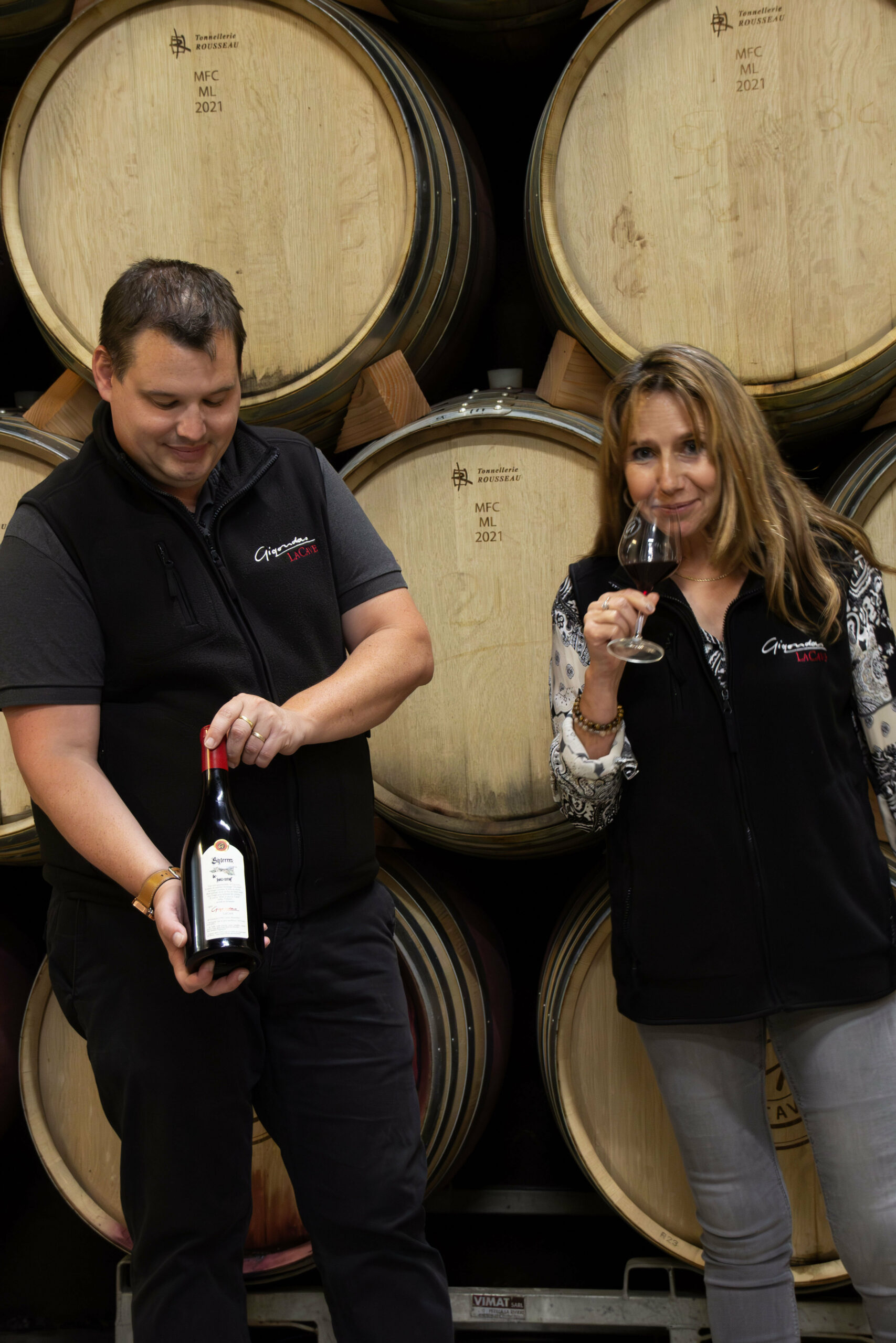 Wijnmakers bij de eikenhouten foudres in de kelders van Gigondas LaCave